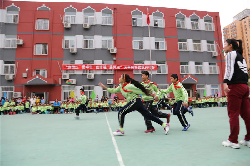 2014年9月30日，芳草地國際學(xué)校民族校區(qū)操場上，學(xué)生們進(jìn)行著激烈的綾球比賽