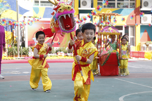 豐臺(tái)六幼的孩子們體驗(yàn)舞龍。