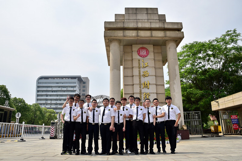 大學四年，最可貴的無非是兄弟情誼。 江西財經大學 孫堅 攝