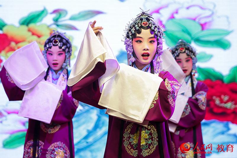 北京燈市口小學(xué)優(yōu)質(zhì)教育資源帶第二屆京劇社團專場演出。吳晨 攝