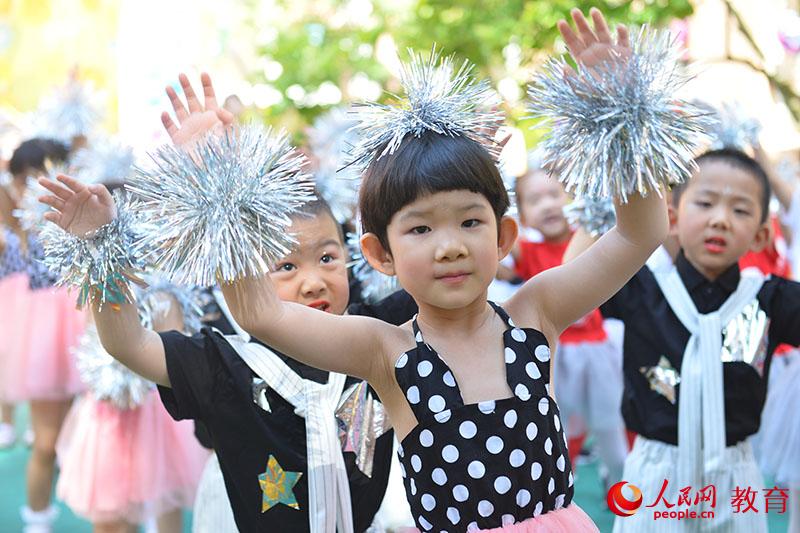 六一國(guó)際兒童節(jié)來(lái)臨之際，北京市第五幼兒園以“啟迪夢(mèng)想、炫彩童年”為主題，舉行親子科技嘉年華活動(dòng)。熊旭 攝