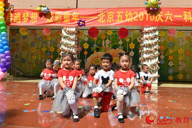 六一國際兒童節(jié)來臨之際，北京市第五幼兒園以“啟迪夢想、炫彩童年”為主題，舉行親子科技嘉年華活動。熊旭 攝