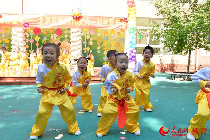 六一國(guó)際兒童節(jié)來臨之際，北京市第五幼兒園以“啟迪夢(mèng)想、炫彩童年”為主題，舉行親子科技嘉年華活動(dòng)。熊旭 攝