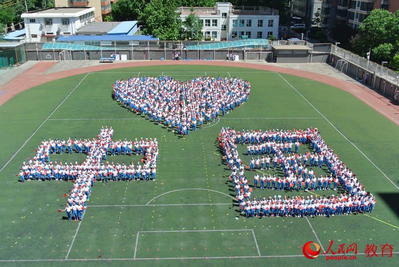 1000名學生用隊列造型排列出“愛中國”字樣 郝孟佳/攝