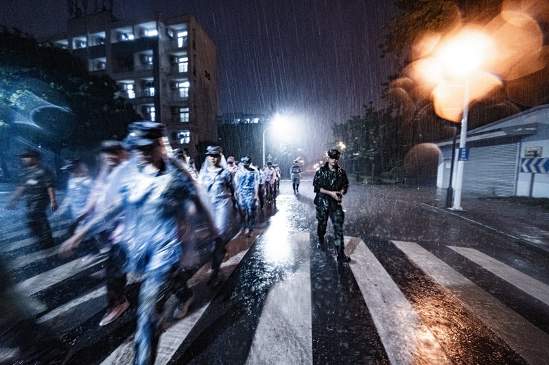 上海交通大學(xué) 新生雨夜拉練，突如其來的大雨，也無法停下我們的步伐（章力凡/攝）