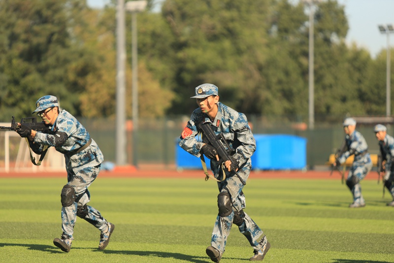 中國礦業(yè)大學（北京） 軍訓反恐特戰(zhàn)組表演解救人質(zhì)（學校供圖）