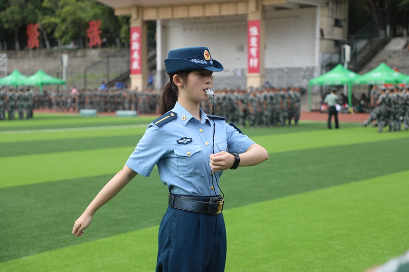 湖南大學 國防生教官為學生演示動作 （蔣鼎邦/攝）