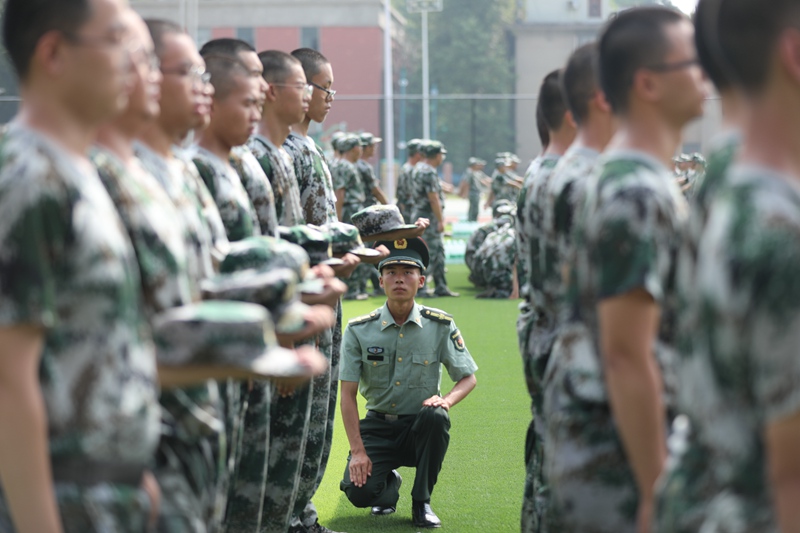 湖南大學(xué) 教官指導(dǎo)學(xué)生學(xué)習(xí)禮儀（蔣鼎邦/攝）