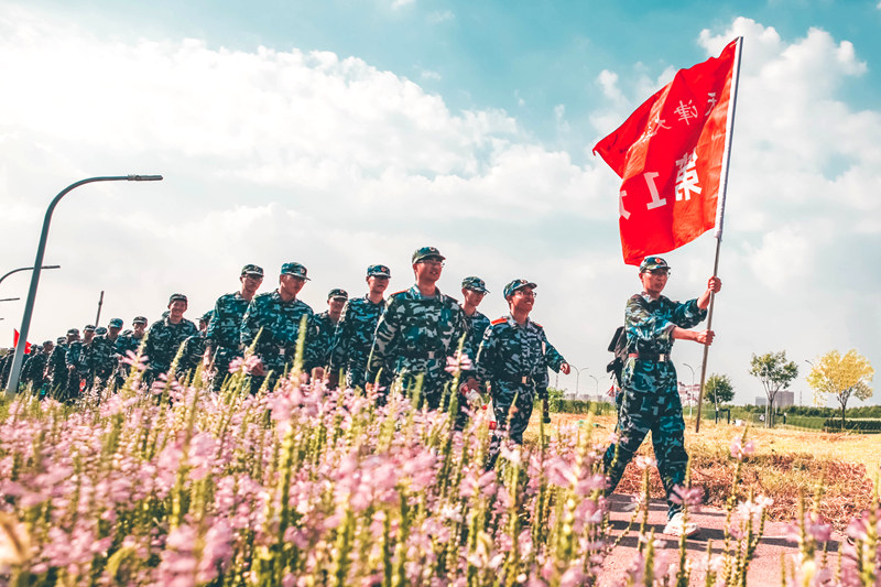 天津大學 機械學院新生軍訓20公裡拉練（孫鏡越/攝）