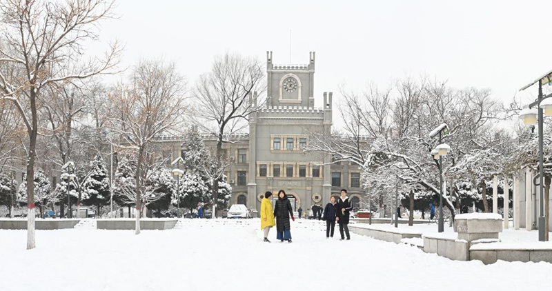 太原理工大學(xué) 學(xué)子們欣賞校園雪景（學(xué)校供圖）