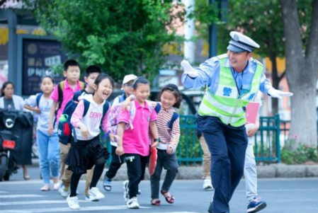 小學畢業(yè)照輔警"C位出道":用愛付出