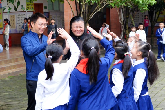 馮洪榮在什邡市外國語小學調研。北京教科院供圖