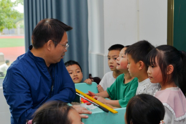 馮洪榮在什邡市北京小學調研。北京教科院供圖