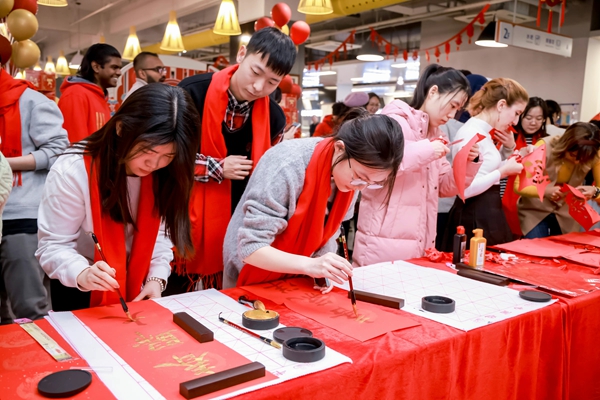 北京航空航天大學(xué)：師生一起感受濃厚新春氛圍。校方供圖