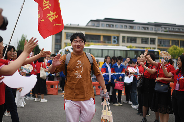 6月7日，在北京市人大附中通州校區(qū)考點，考生與送考老師擊掌加油。人民網(wǎng)記者 翁奇羽攝