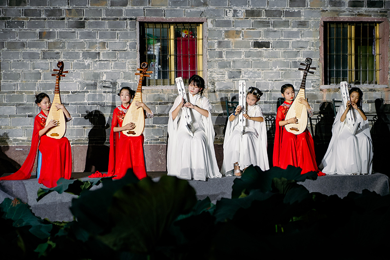 在第五屆“龍騰華夏” 兩岸青少年主題研學(xué)營活動上，學(xué)生們表演《永遠(yuǎn)的走馬塘》。中國兒童中心供圖