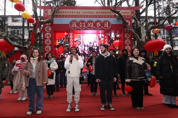 “熊貓叨叨”團(tuán)隊參加上海四平社區(qū)“元宵行街會”。