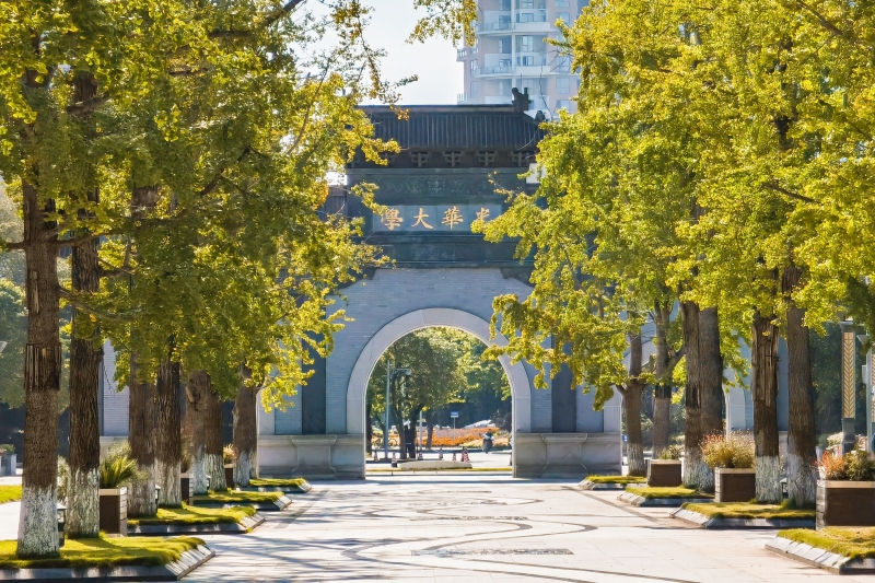 西南財(cái)經(jīng)大學(xué)光華大學(xué)門前，秋意氤氳。吳宇宸攝