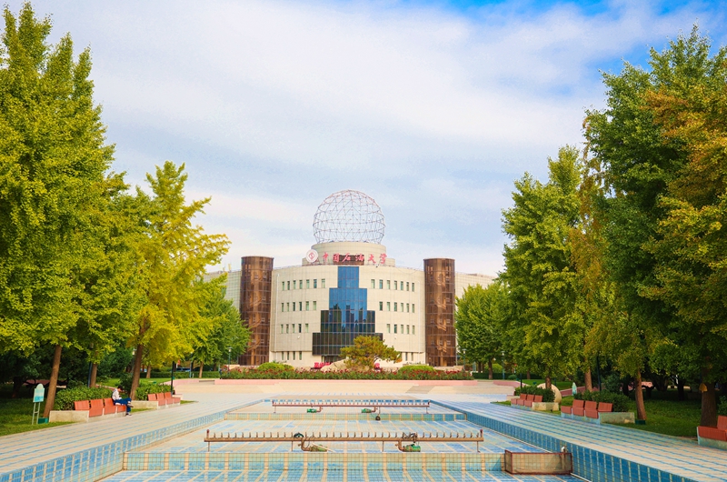 中國石油大學(xué)（北京）圖書館前，秋意盈盈。 羅子怡攝