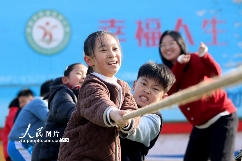 2024年12月27日，在山東省高密市恒濤實(shí)驗(yàn)小學(xué)，孩子們?cè)谶M(jìn)行拔河比賽。