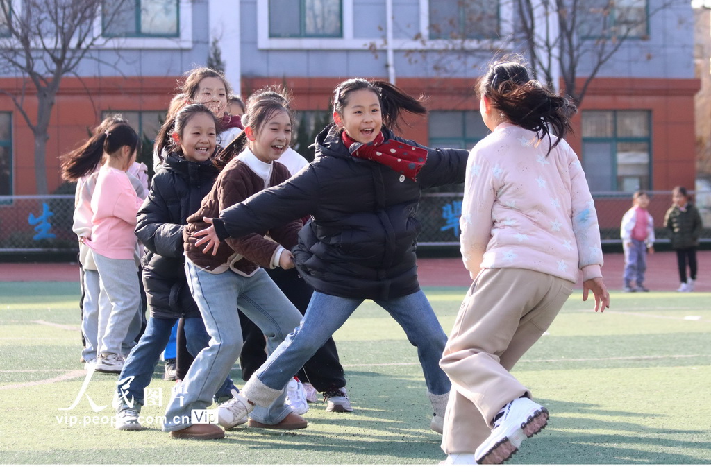 2024年12月27日，在山東省高密市恒濤實驗小學，孩子們在玩老鷹捉小雞游戲。