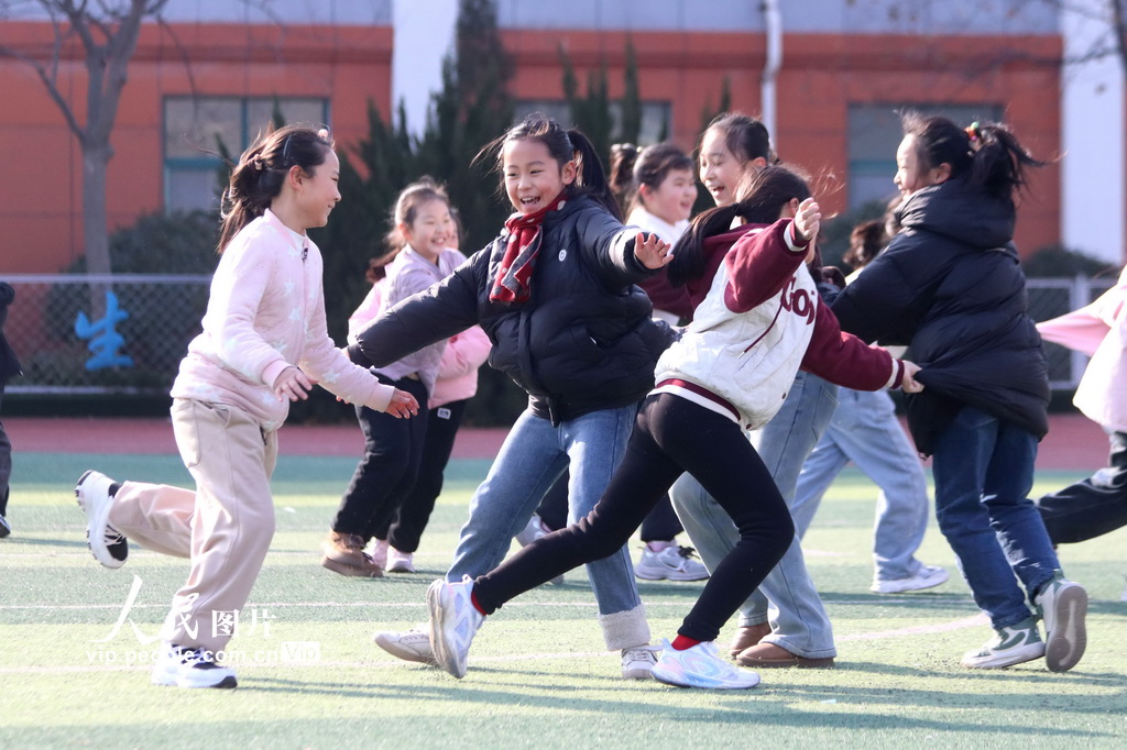 2024年12月27日，在山東省高密市恒濤實(shí)驗(yàn)小學(xué)，孩子們?cè)谕胬销椬叫‰u游戲。