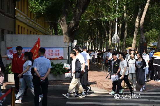 6月7日，在黑龍江省哈爾濱市第三中學(xué)高考考點，考生們有序進入考場。人民網(wǎng)記者 蘇靖剛攝