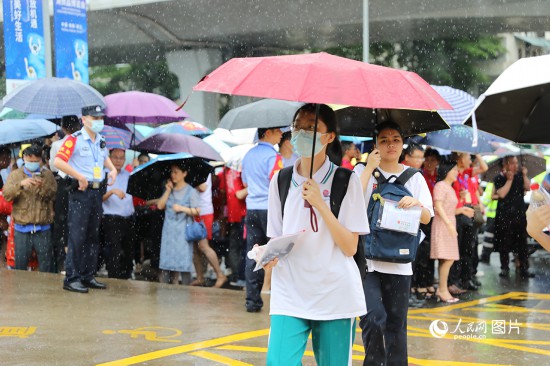 6月7日，海南華僑中學(xué)（高中部）考點，學(xué)子冒雨奔赴考場。人民網(wǎng)記者 孟凡盛攝