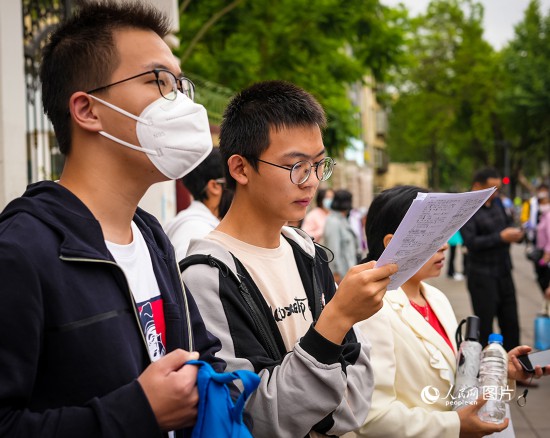 6月7日，在昆明市第五中學(xué)考場外，考生正利用最后時間復(fù)習(xí)備考。人民網(wǎng) 曾智慧攝