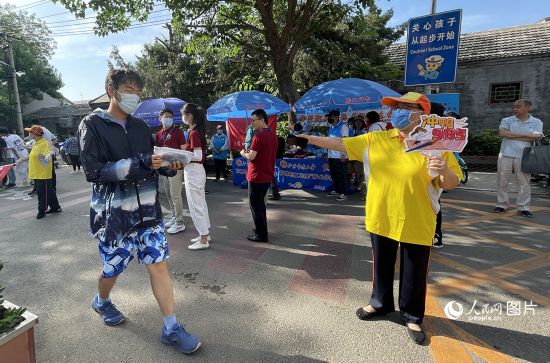 6月7日早8點，北京市第五中學(xué)門口考生正在按規(guī)定進入考場。人民網(wǎng)記者 池夢蕊攝