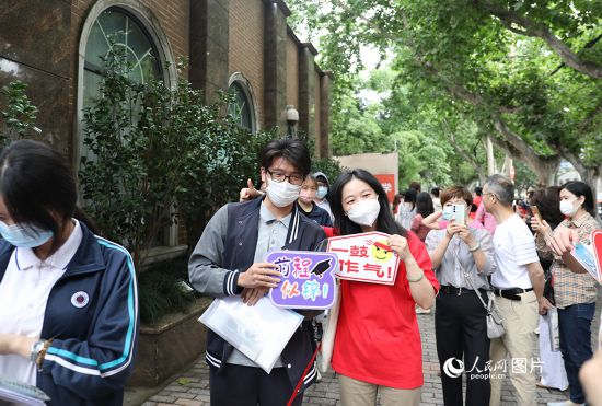 6月7日一大早，上海向明中學(xué)考場外，來自上海市盧灣高級中學(xué)的考生正在依次進場。人民網(wǎng)記者 龔莎攝