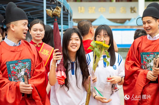 6月7日上午，在南寧市天桃實驗學(xué)校翠竹校區(qū)，老師們在為考生們加油鼓勁！人民網(wǎng)記者 嚴(yán)立政攝