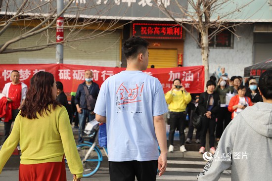 6月7日早8點，甘肅省蘭州市外國語高級中學(xué)考點，考生按規(guī)定進入考場。人民網(wǎng)記者 黃帆攝