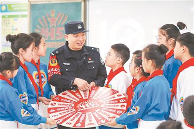 圖為公安民警給學(xué)生們講解國家安全知識(shí)。張鷹攝