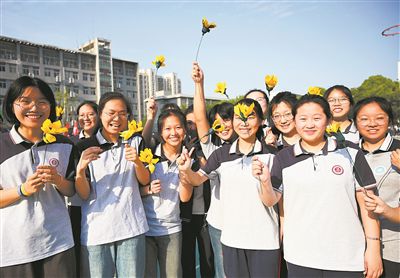 圖為江蘇省徐州市睢寧高級(jí)中學(xué)高三學(xué)生為自己加油。