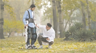 圖為天津大學科研人員正在對腦機接口外骨骼機器人開展功能測試。受訪者供圖